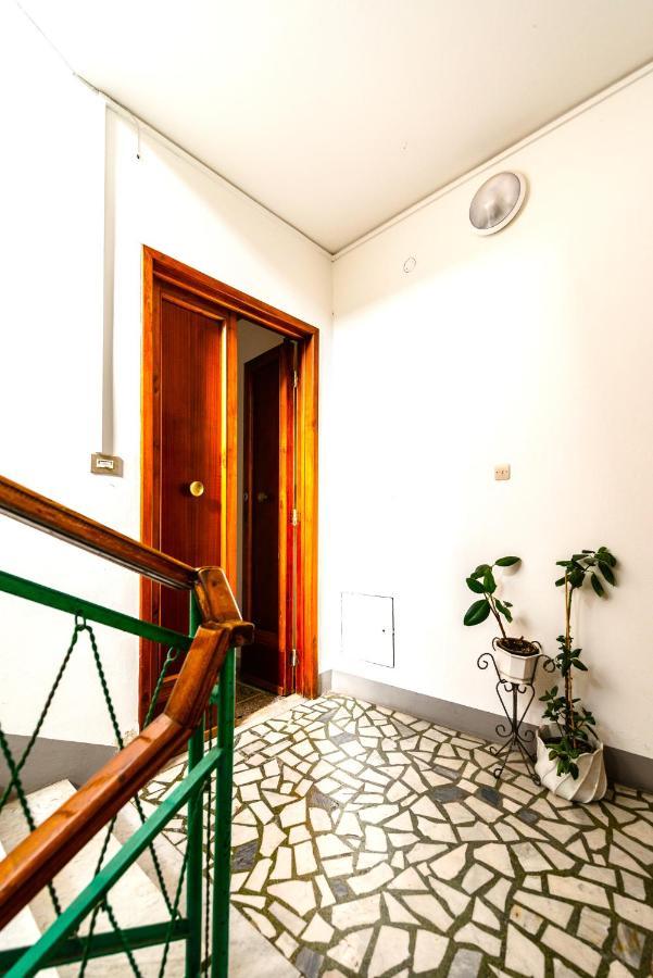 Hostly - The Urban Garden House - 3 Bedrooms, Garden, Great Location!