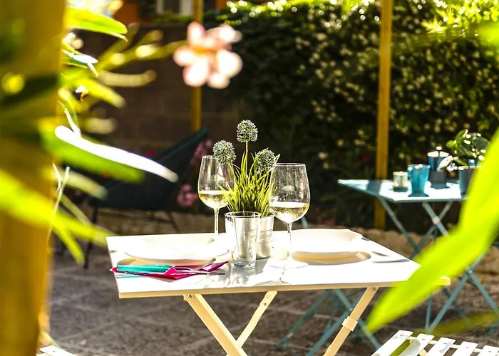Hostly - The Urban Garden House - 3 Bedrooms, Garden, Great Location!